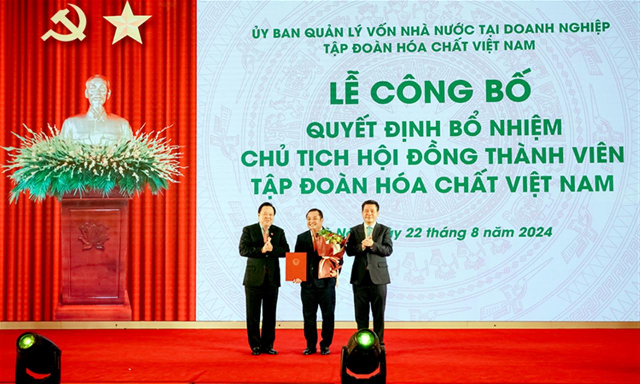 Công bố và trao Quyết định Bí thư Đảng uỷ, Chủ tịch HĐTV Vinachem