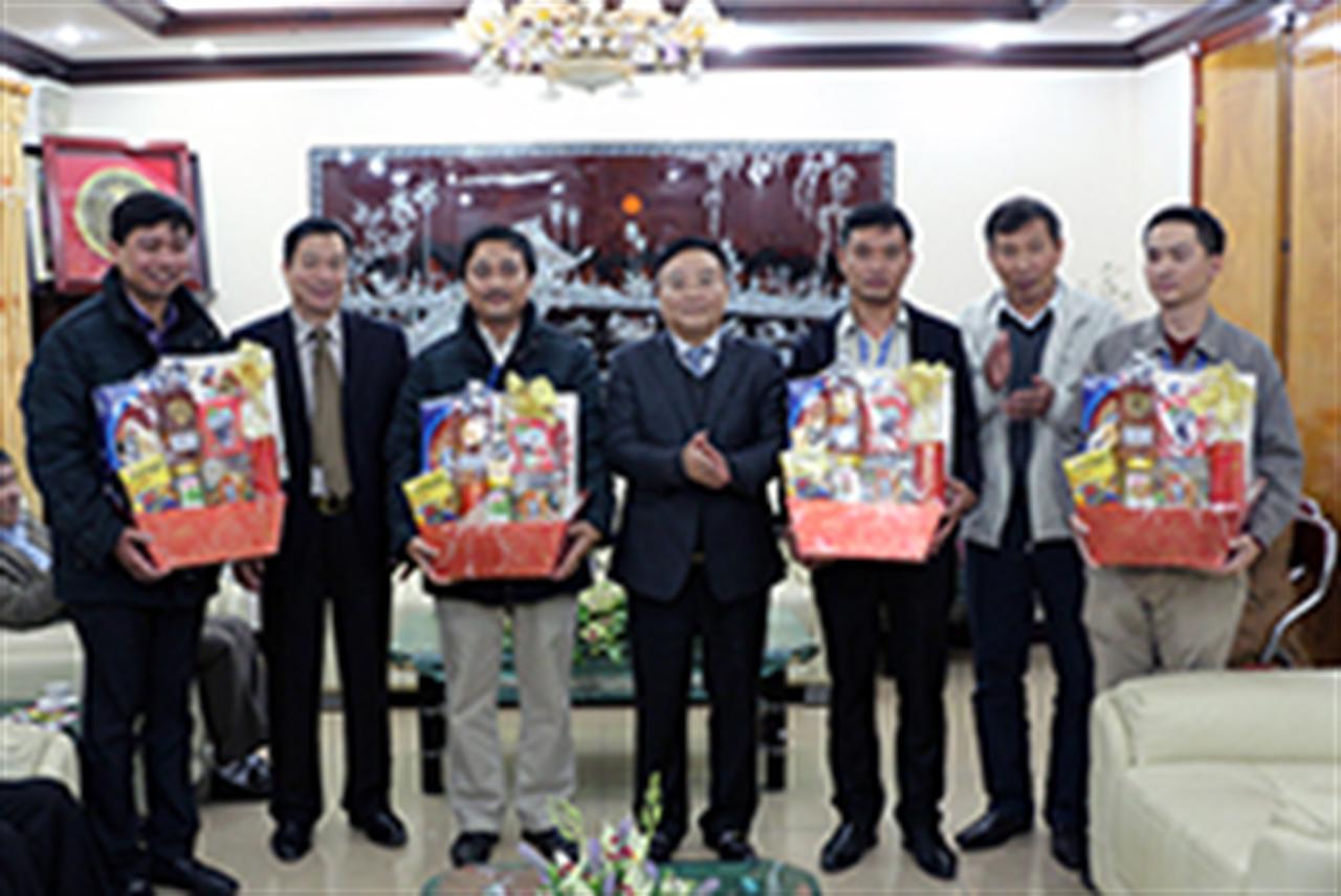 Lãnh đạo Tập đoàn thăm, tặng quà Tết cho NLĐ tại Công ty CP Phân đạm và Hóa chất Hà Bắc