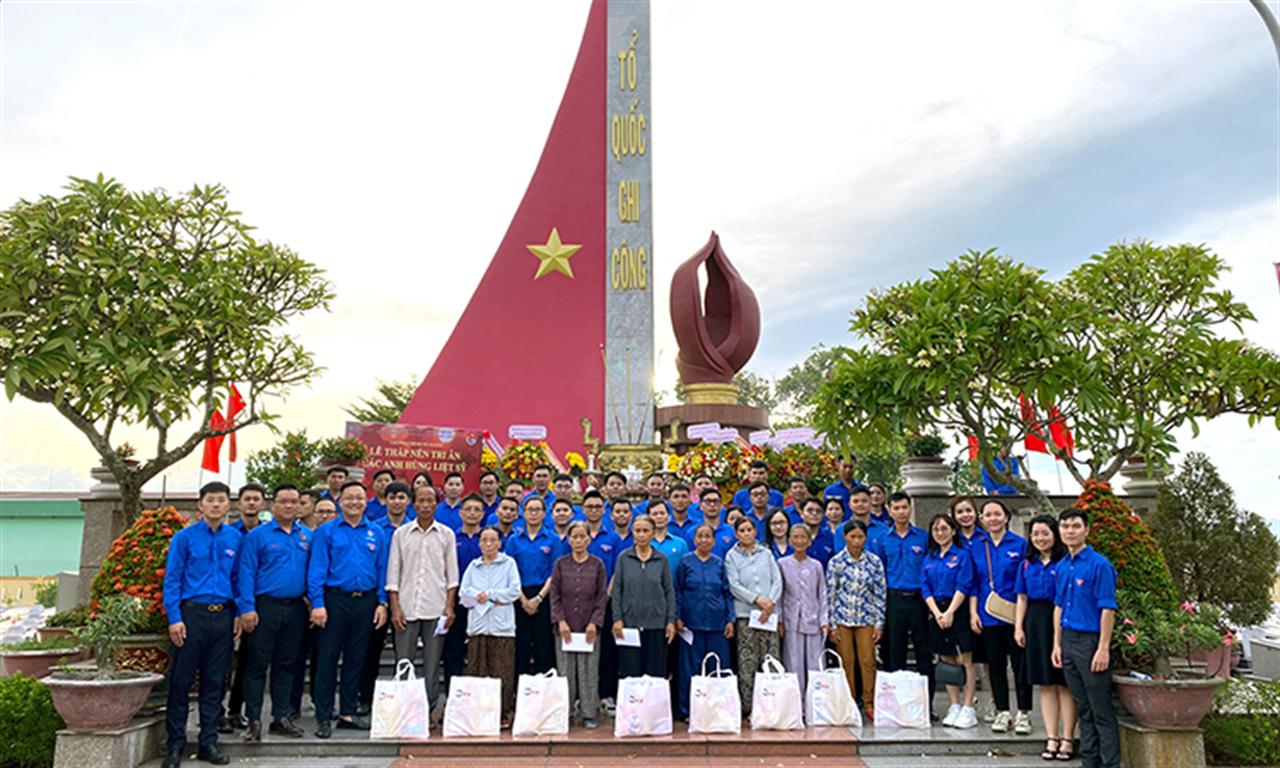 Đoàn TNCS HCM Tập đoàn Hóa chất Việt Nam: Thắp nến tri ân kỷ niệm 76 năm Ngày thương binh - liệt sĩ