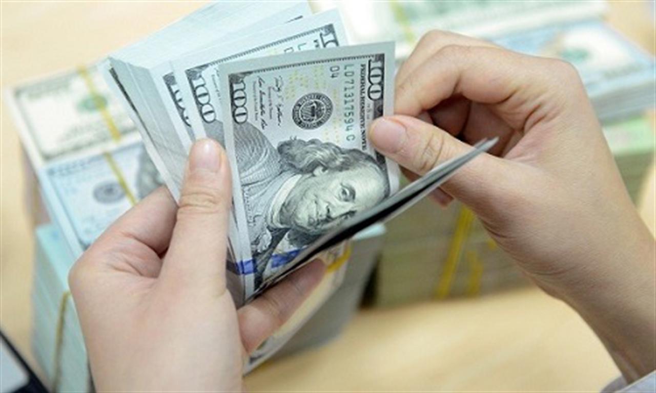 Dollar hits one-month low after US yields drop, euro wavers on weak