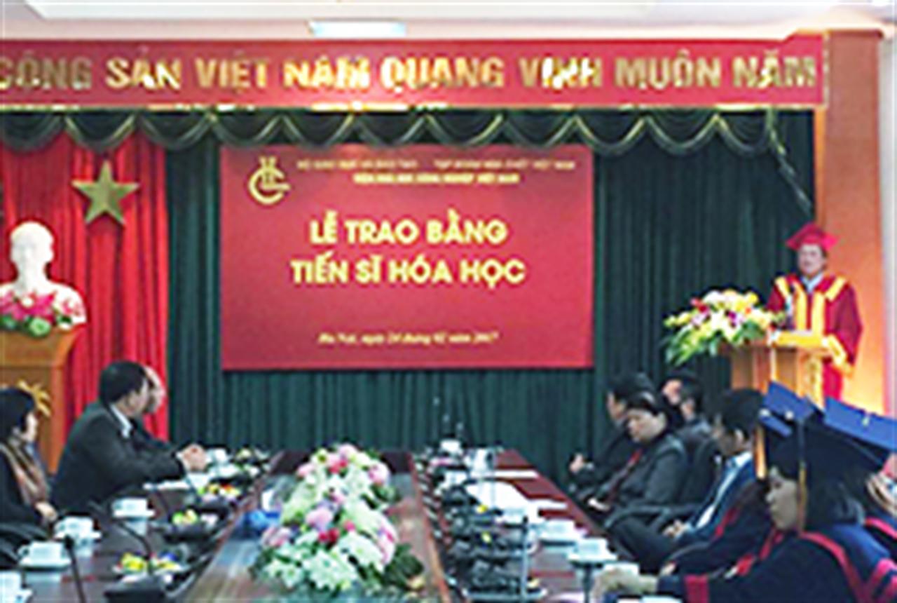 Viện Hóa học Công nghiệp Việt Nam tổ chức trao bằng tiến sĩ hóa học