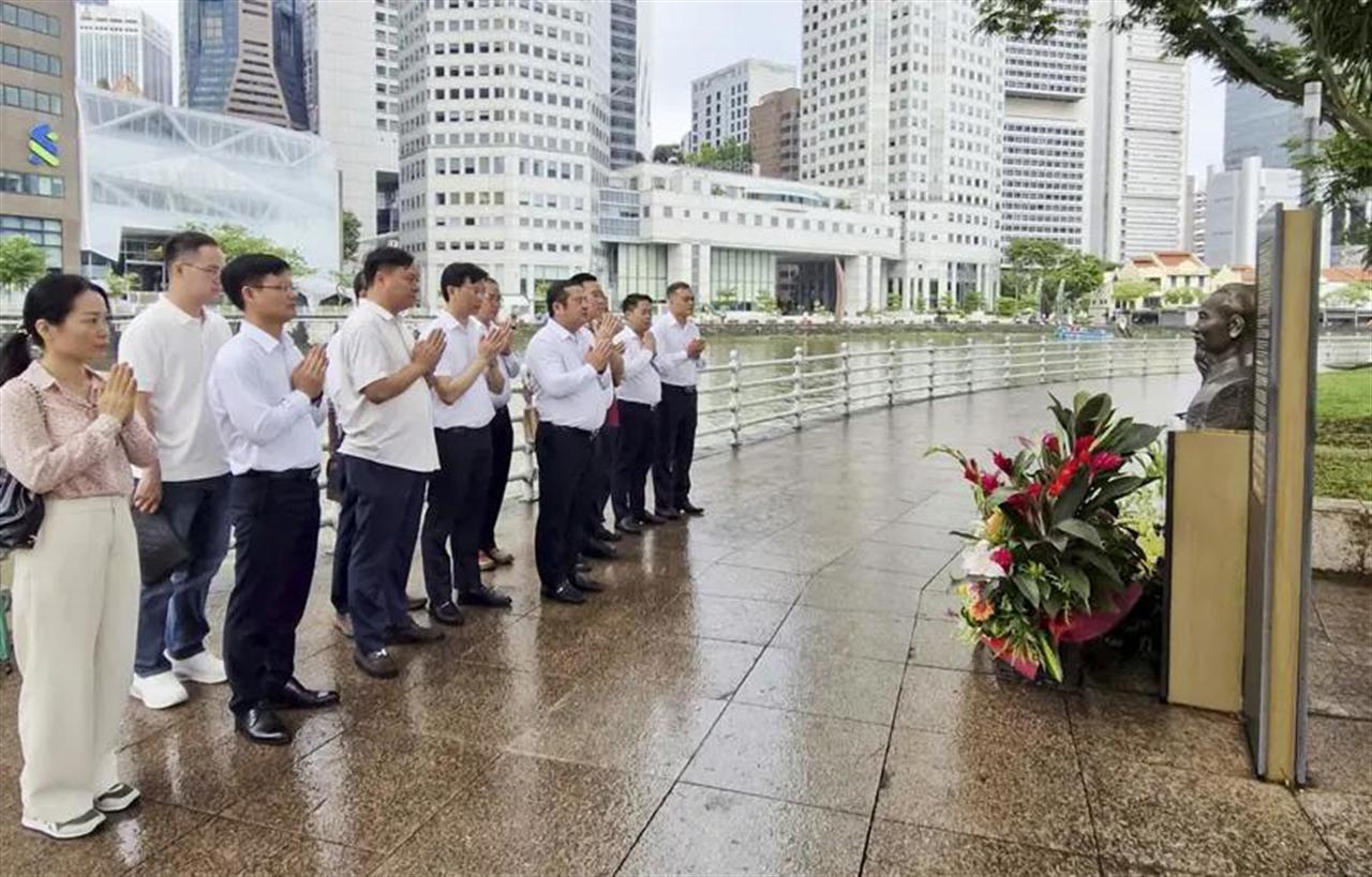 Đoàn công tác Vinachem dâng hoa tưởng niệm Chủ tịch Hồ Chí Minh tại Singapore