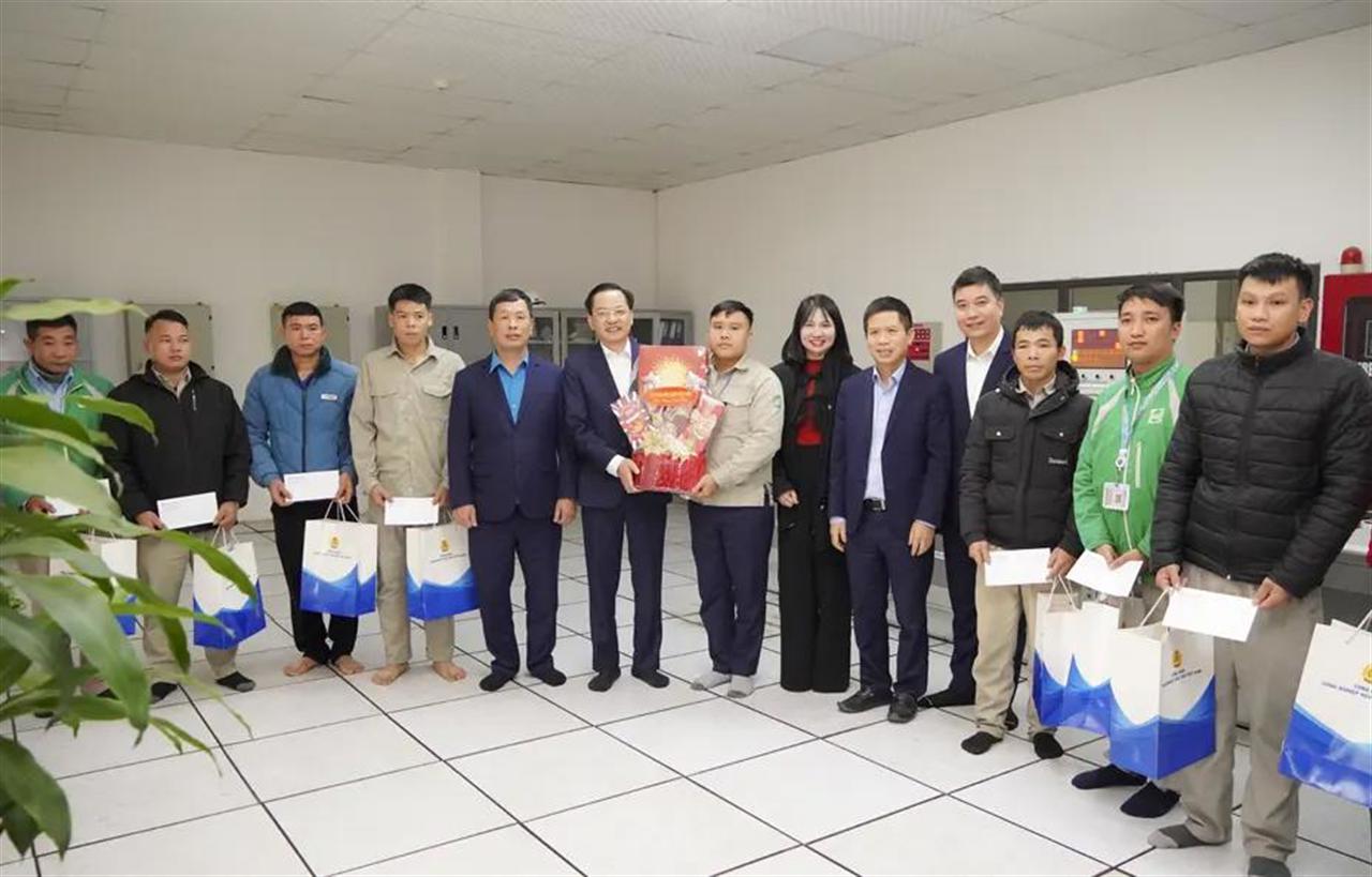 Đồng chí Nguyễn Hữu Tú, Tổng Giám đốc Tập đoàn Hóa chất Việt Nam thăm và động viên người lao động Công ty CP DAP số 2 - VINACHEM và Công ty TNHH MTV Apatit Việt Nam