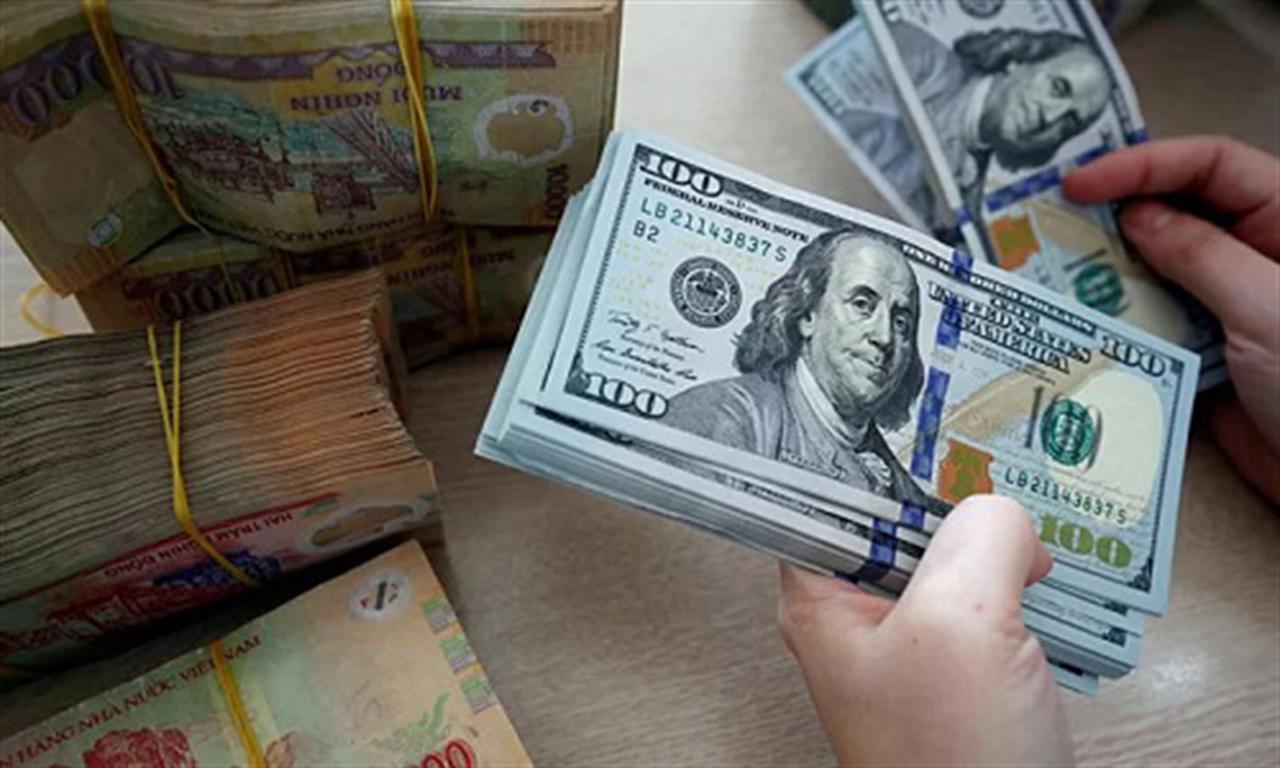 Dollar benefits from safe-haven status as Middle East rages