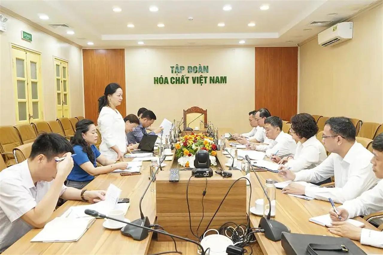 Vinachem Works with the Department of Innovation, Green Transition, and Industrial Promotion (MOIT) on Results of Implementing Resolution 57-NQ/TW