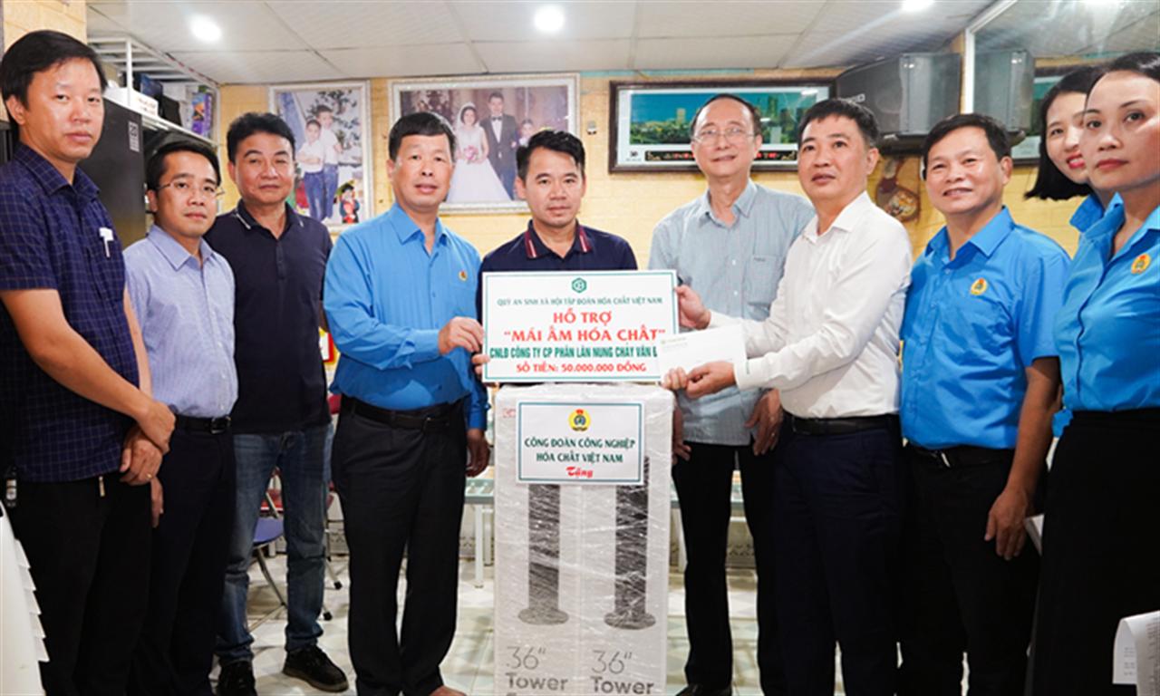 VINACHEM: Trao hỗ trợ nhà “Mái ấm hóa chất” cho người lao động