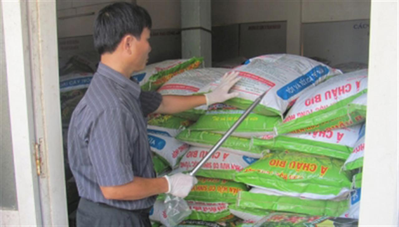 Phạt 200 triệu đồng hai đối tượng sản xuất phân bón giả