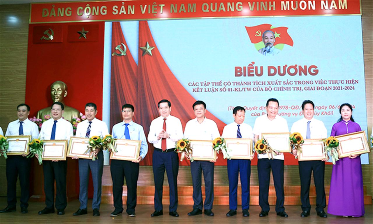 Đảng ủy Công ty CP Supe Phốt phát và Hóa chất Lâm Thao nhận Bằng khen của Đảng ủy Khối DNTW