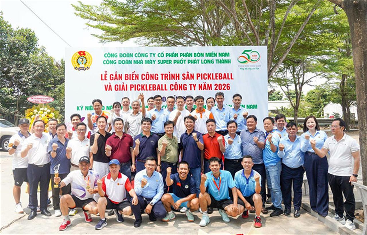 Gắn biển công trình “Sân Pickleball” kỷ niệm 50 năm thành lập Công ty CP Phân bón Miền Nam