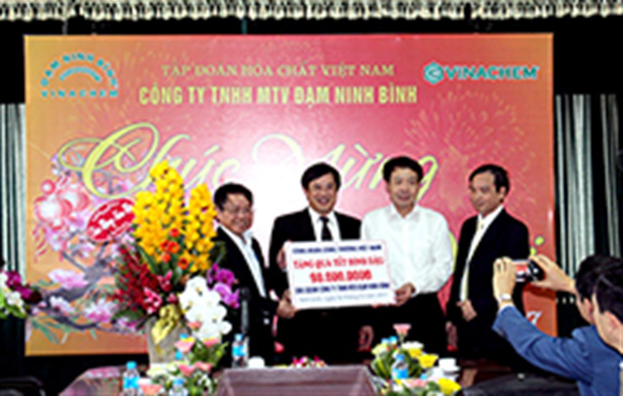 Thưởng 270 triệu đồng cho CBCNV Cty Đạm Ninh Bình vì thành tích chạy lại máy thành công