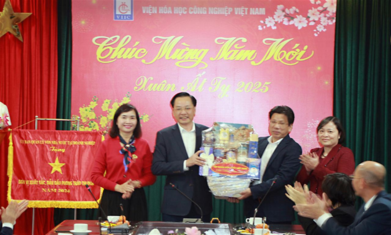Đồng chí Tổng giám đốc Tập đoàn Hóa chất Việt Nam thăm, tặng quà Viện Hóa học Công nghiệp Việt Nam