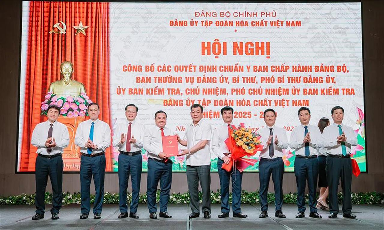 Đảng ủy VINACHEM: Công bố Quyết định chuẩn y Ban chấp hành Đảng bộ, Ban Thường vụ Đảng ủy, Bí thư, Phó Bí thư Đảng ủy, Ủy ban Kiểm tra, Chủ nhiệm, Phó Chủ nhiệm Ủy ban Kiểm tra.