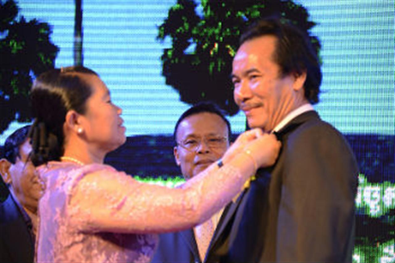 Nghĩa tình sau tấm huân chương