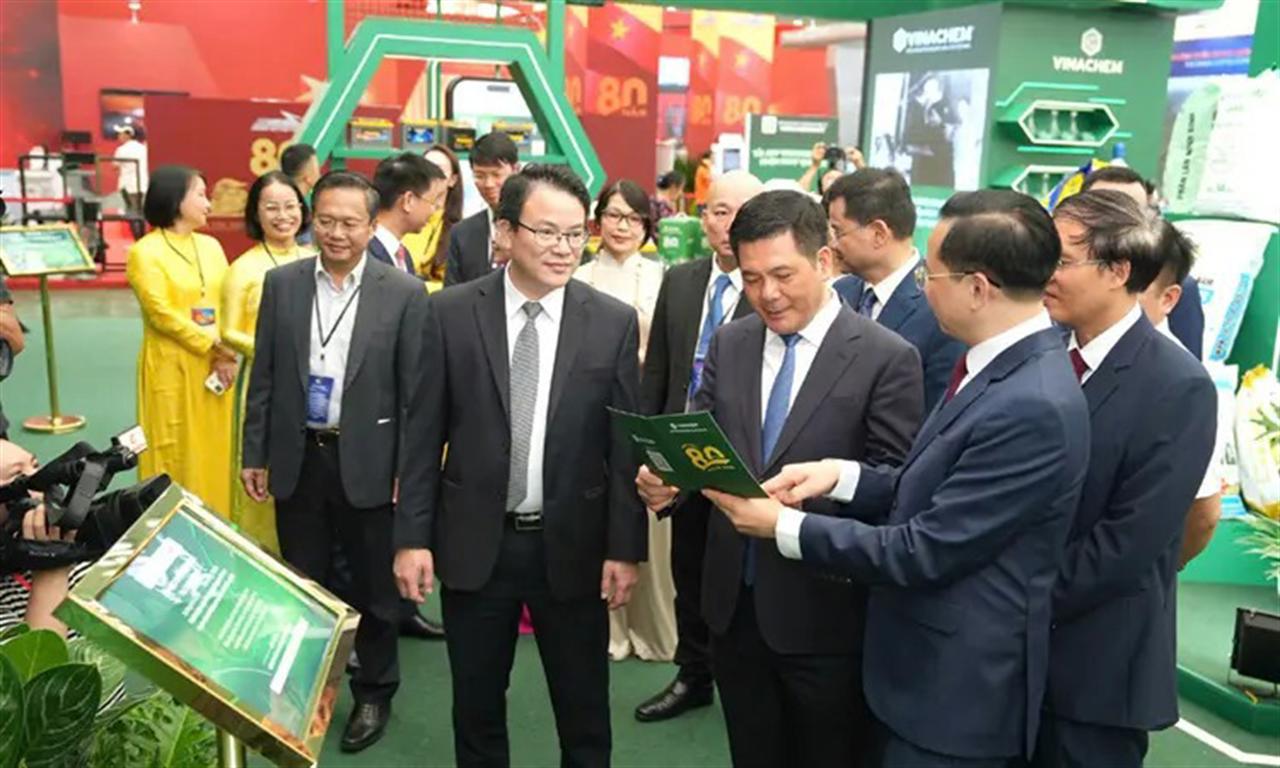 Opening of the 80th anniversary exhibition: Vinachem Exhibition Booth – The mark of a journey attracting visitors