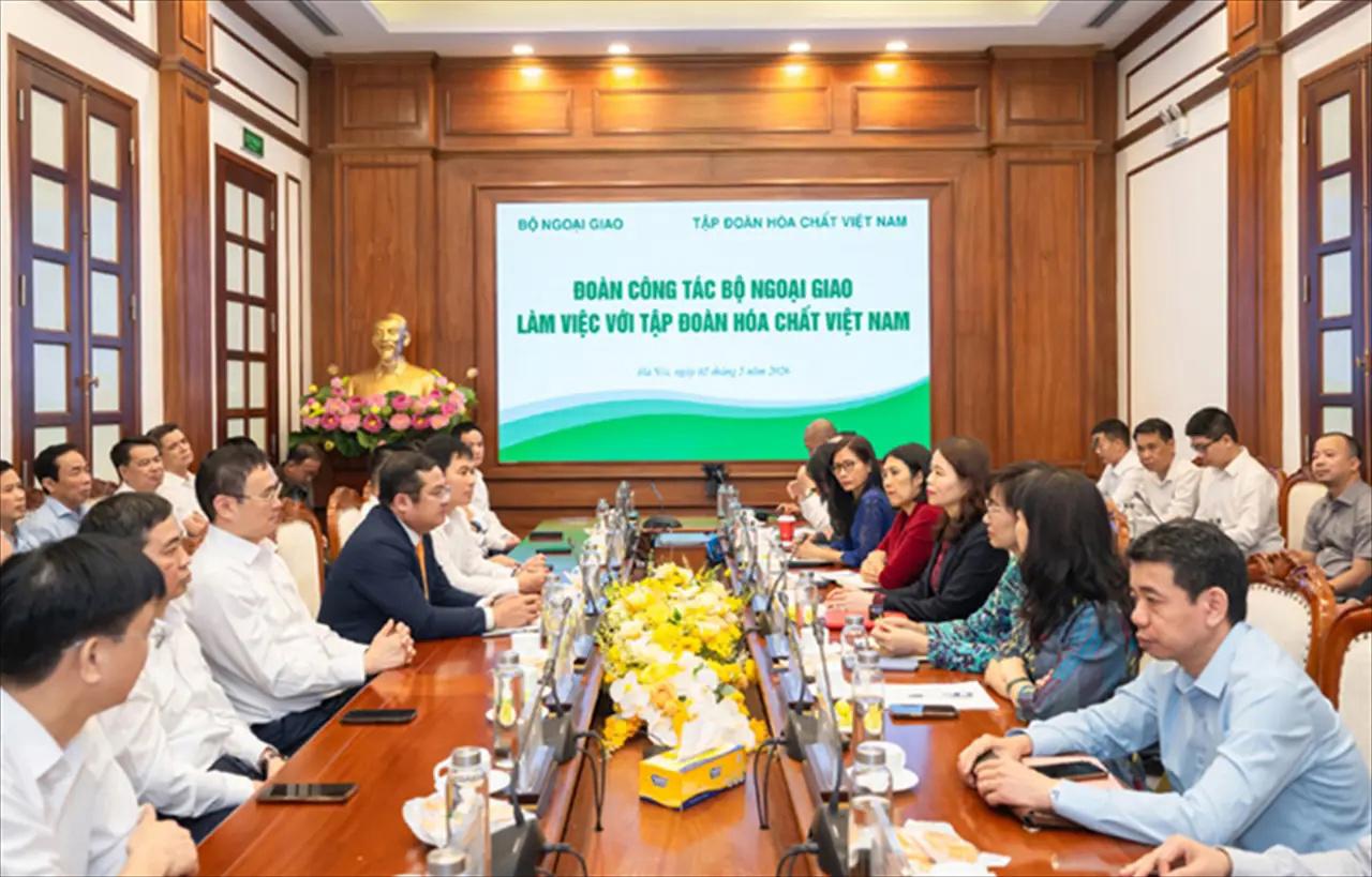Vinachem Accelerates Economic Diplomacy: Global Connections with the Participation of Deputy Minister and 20 Ambassadors from the Ministry of Foreign Affairs