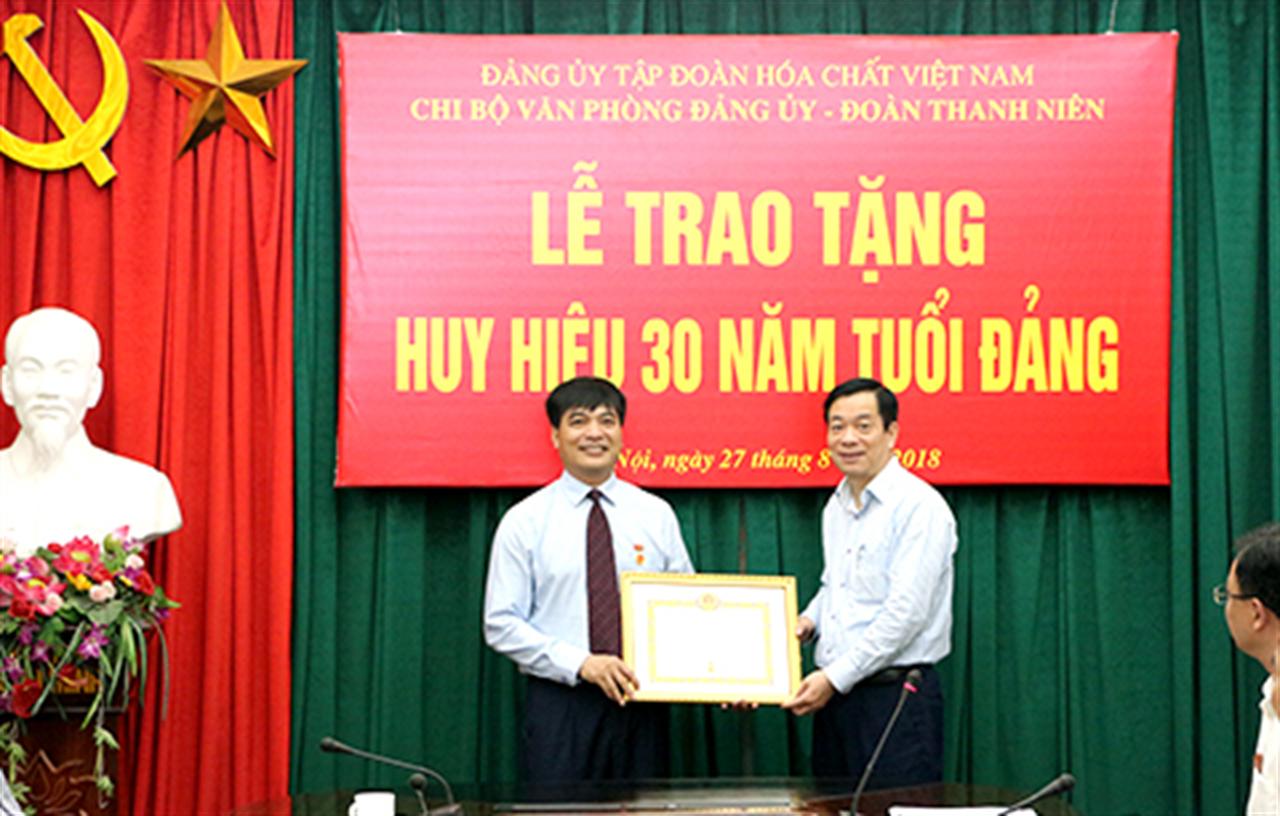 Lễ trao tặng Huy hiệu 30 năm tuổi Đảng cho đồng chí Nguyễn Văn Quý, Phó BT Thường trực Đảng ủy Tập đoàn