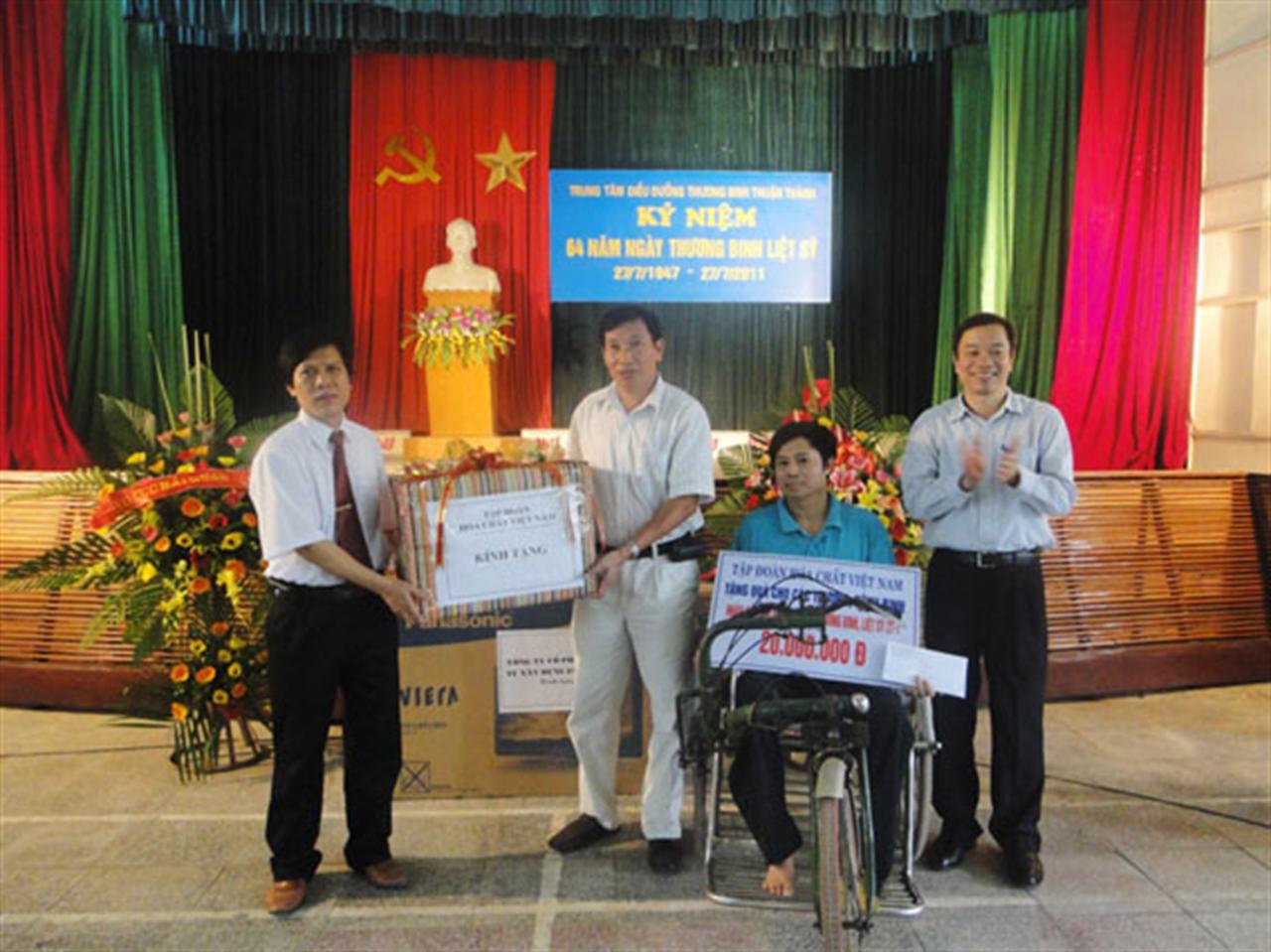 Vinachem: thăm và tặng quà Trung tâm điều dưỡng thương binh Thuận Thành