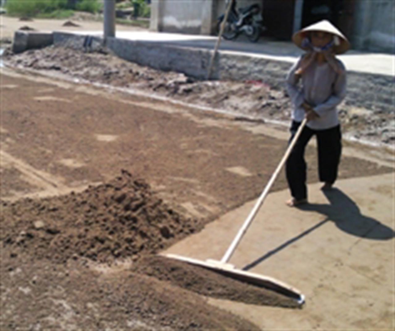 Muối rẻ mạt, diêm dân khóc ròng