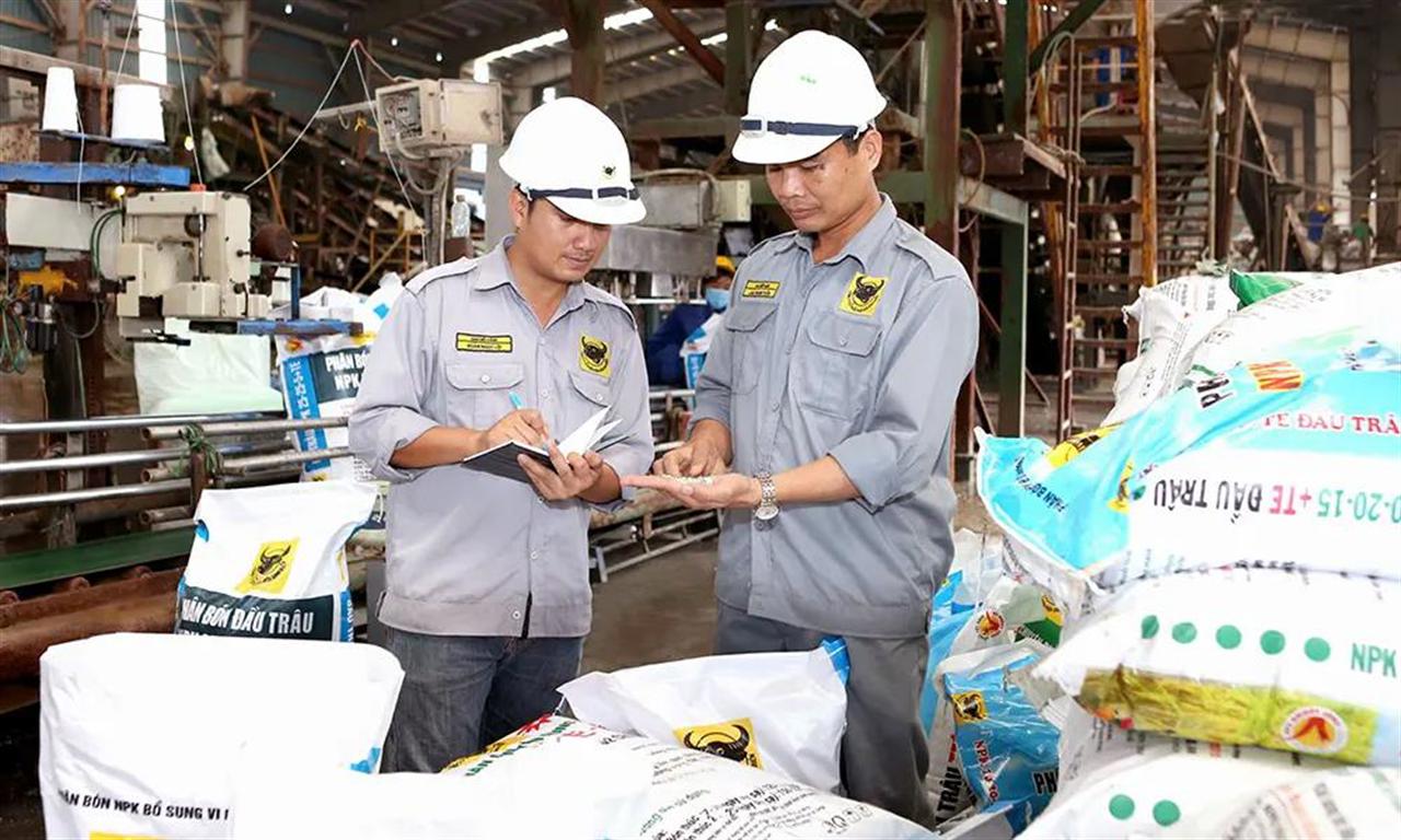 GIẢI PHÁP PHÁT TRIỂN PHÂN BÓN NPK ĐẦU TRÂU BỌC ÁO VI SINH GIÚP NÂNG CAO SỨC KHỎE ĐẤT VÀ GIẢM PHÁT THẢI KHÍ NHÀ KÍNH TRONG CANH TÁC LÚA VÀNG ĐBSCL