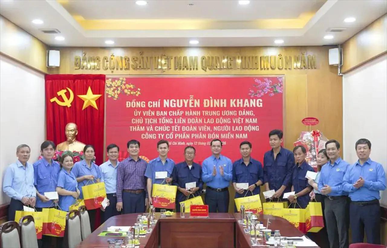 Comrade Nguyen Dinh Khang Visits, Extends Lunar New Year Greetings, and Presents Gifts to Employees of Southern Fertilizer Joint Stock Company