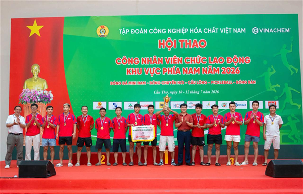 Bóng đá mini nam: Cống hiến trên sân, gắn kết ngoài đường biên