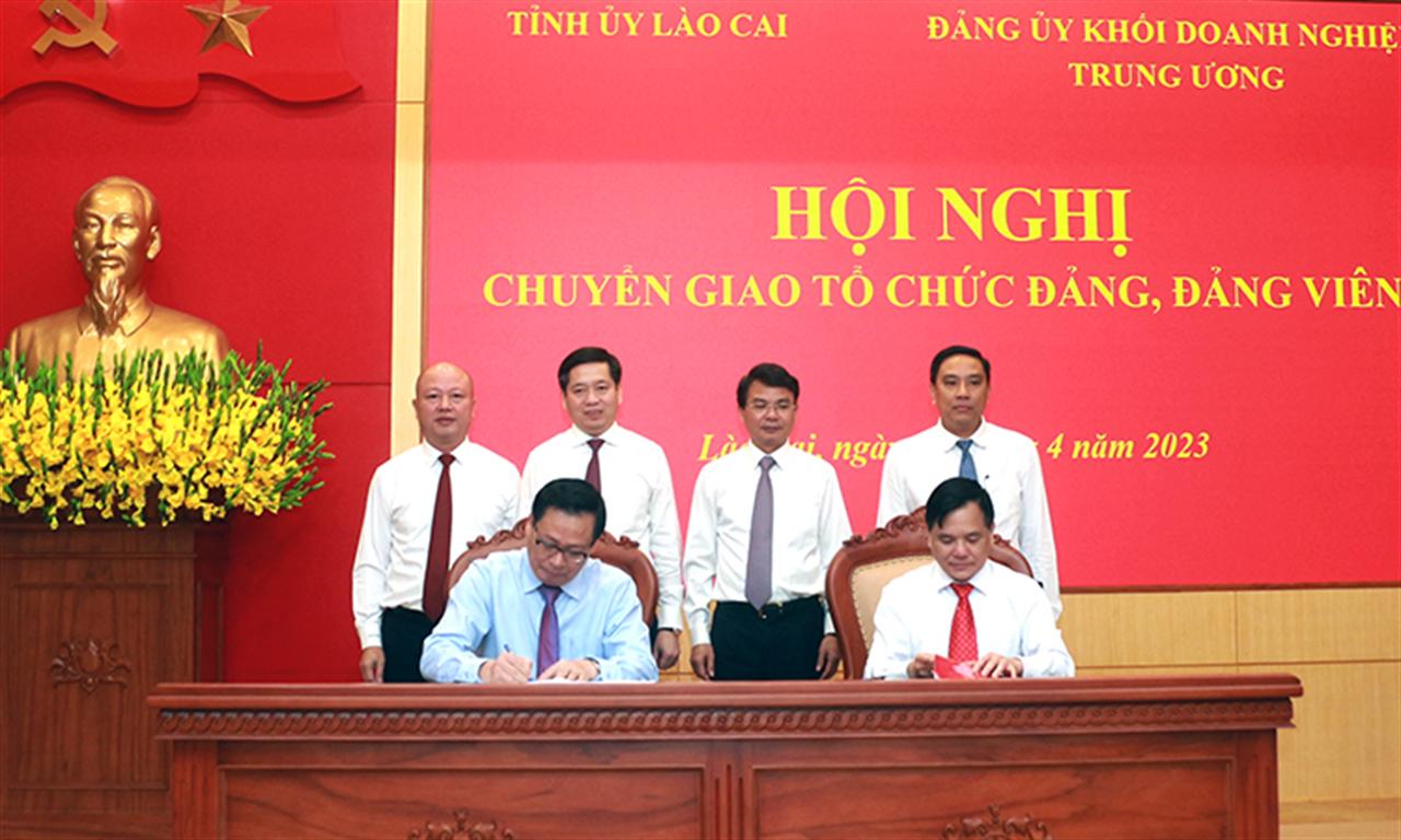 Đảng ủy Tập đoàn Hóa chất Việt Nam tiếp nhận Đảng bộ Công ty TNHH MTV Apatit Việt Nam