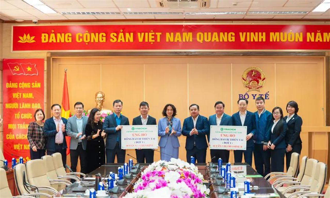 Vinachem cam kết tài trợ toàn bộ hóa chất khử khuẩn và xử lý nguồn nước sau mưa lũ cho các tỉnh miền Trung và Tây Nguyên