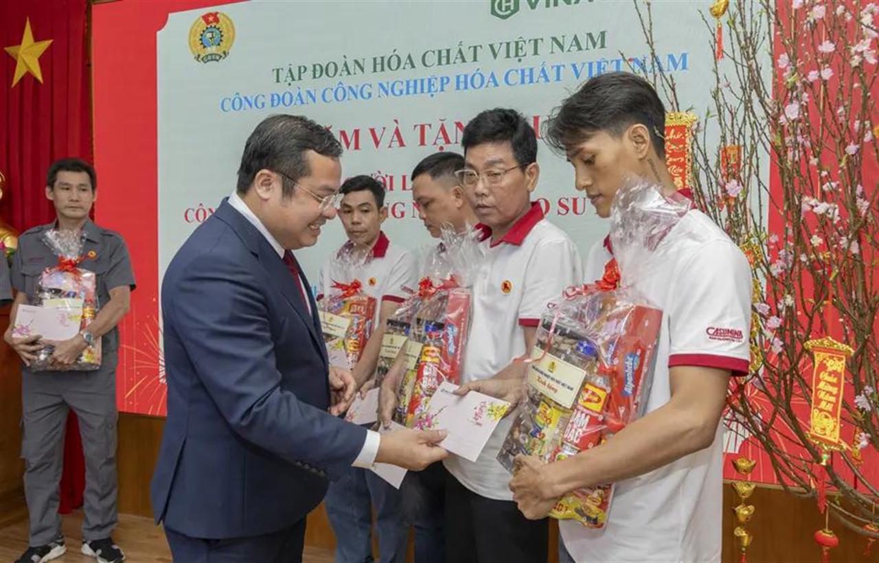 Đồng chí Phùng Quang Hiệp, Bí thư Đảng ủy, Chủ tịch HĐTV Tập đoàn thăm và làm việc với Vipesco, Pinaco và Casumina