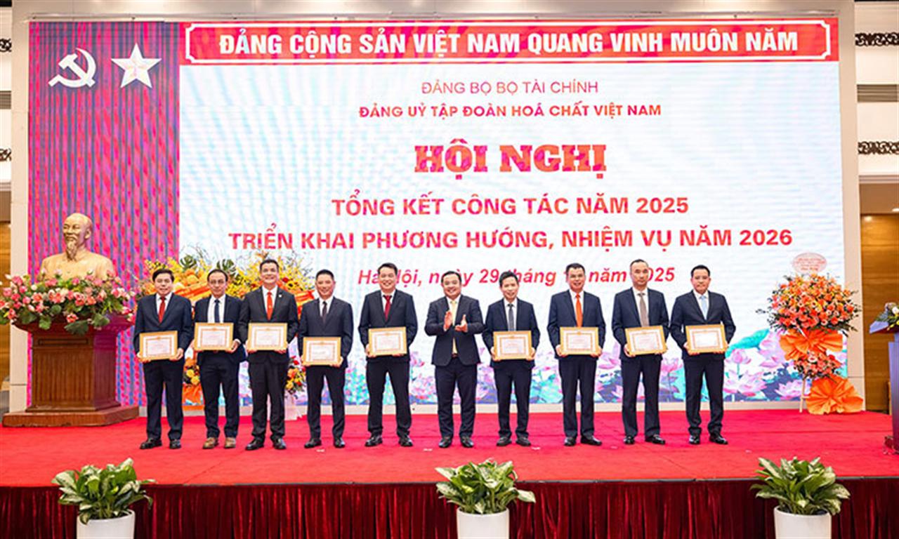Vinachem khen thưởng nhiều tập thể, cá nhân tiêu biểu trong công tác Đảng năm 2025