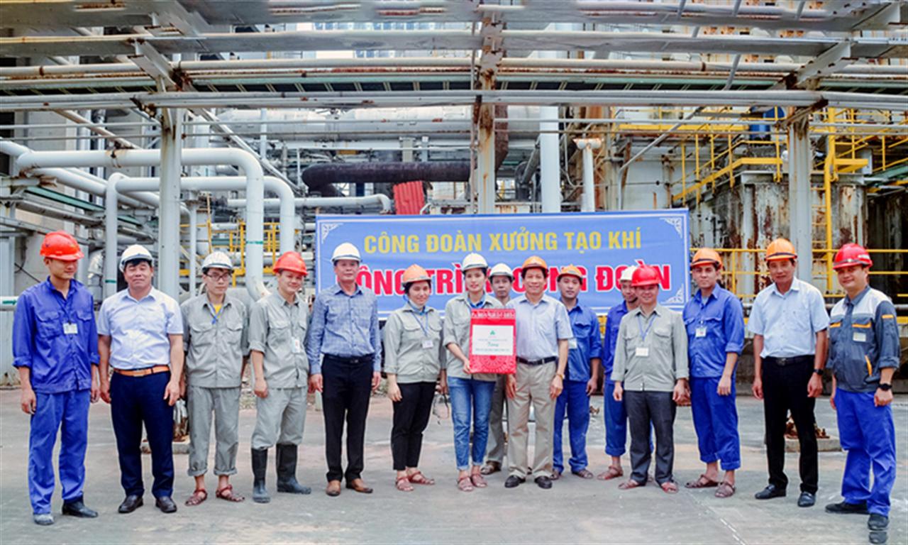 Thi đua sản xuất, xây dựng đơn vị vững mạnh