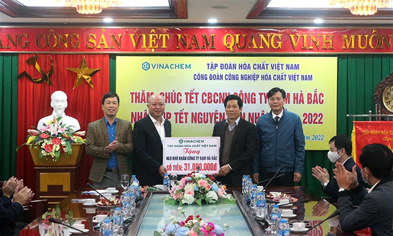 Đồng chí Bí thư Đảng ủy, Chủ tịch HĐTV Tập đoàn thăm, chúc Tết CBCNV Cty CP Phân đạm và Hóa chất Hà Bắc