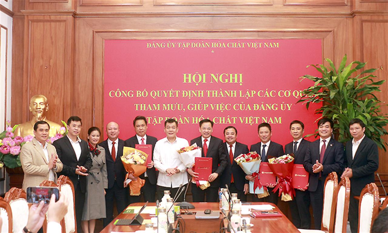 Đảng ủy Tập đoàn Hóa chất  Việt Nam công bố Quyết định thành lập các cơ quan tham mưu giúp việc của Đảng ủy