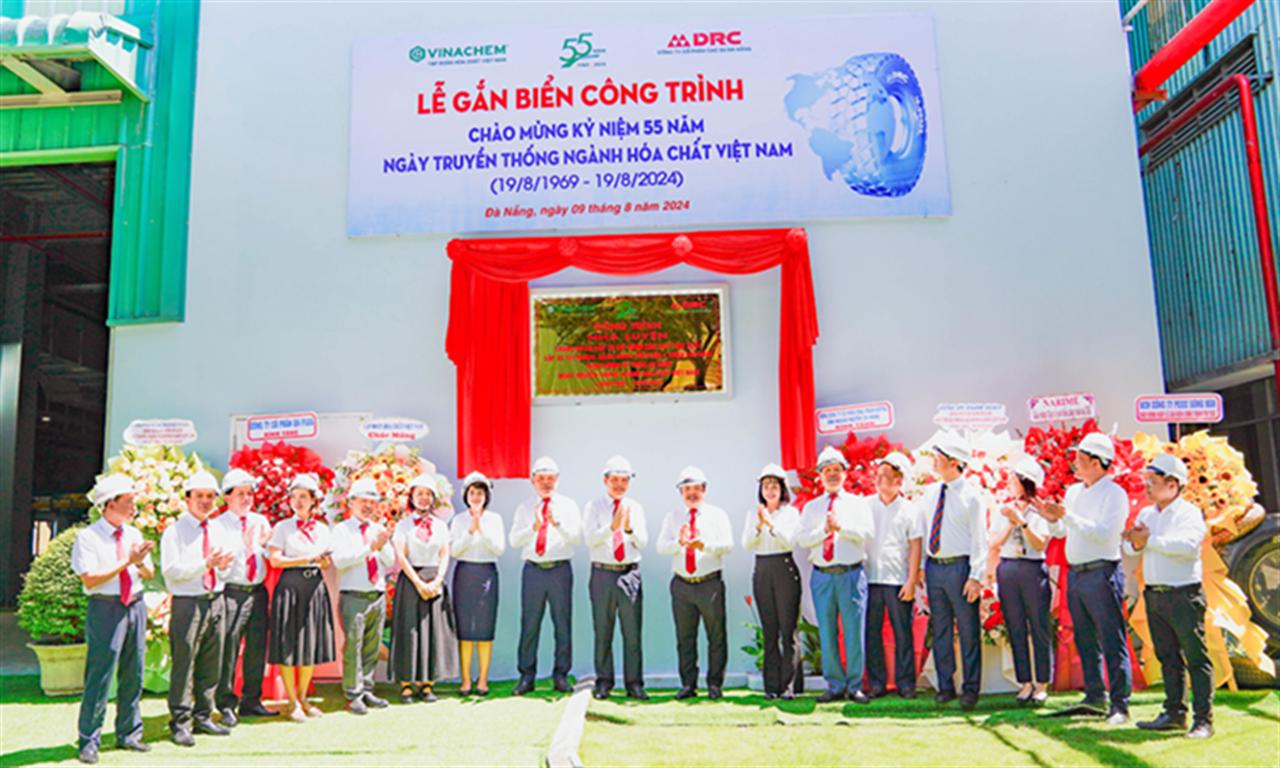 DRC gắn biển công trình chào mừng 55 năm Ngày truyền thống Ngành Hóa chất Việt Nam