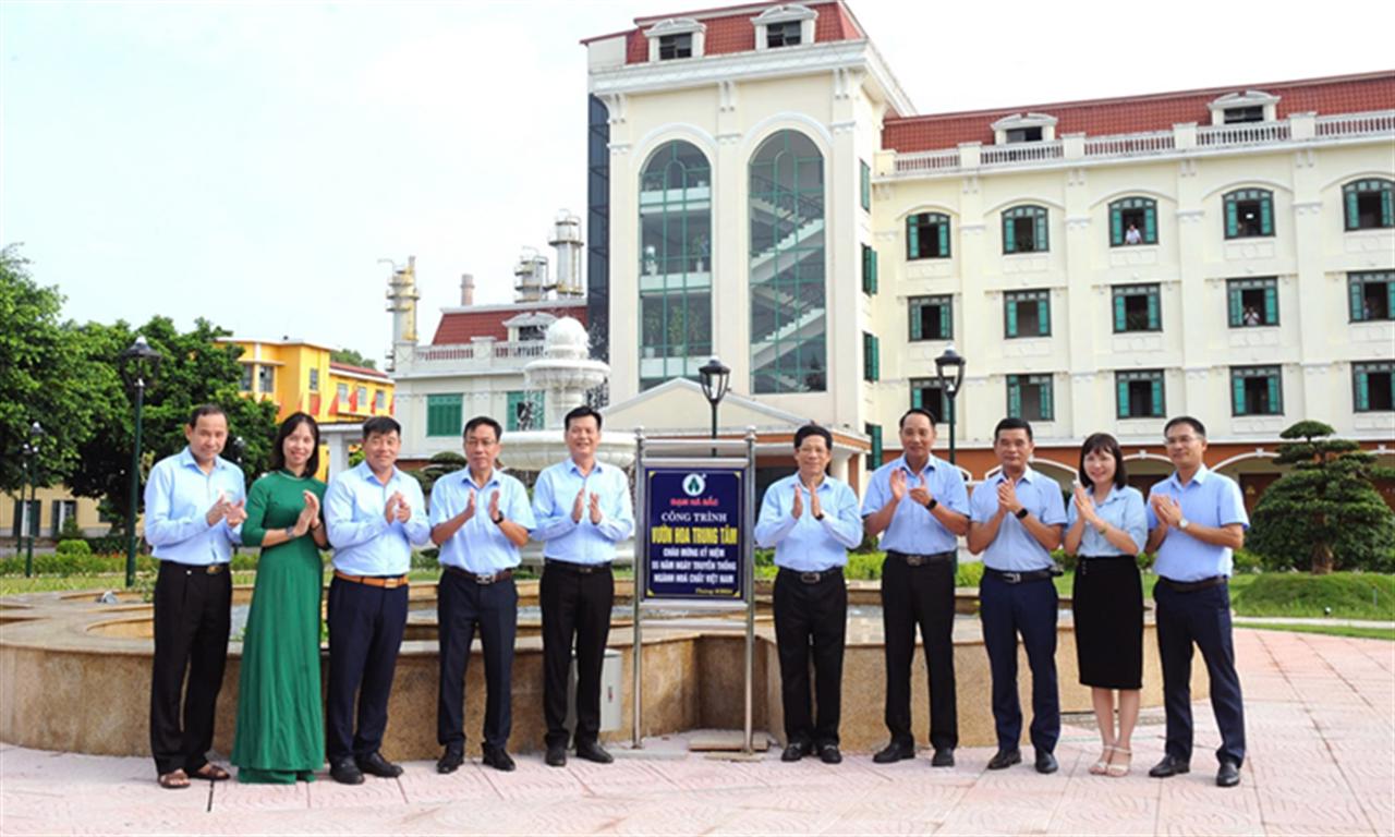 Đạm Hà Bắc gắn biển công trình “Vườn hoa trung tâm” chào mừng 55 năm Ngày truyền thống Ngành Hoá chất Việt Nam