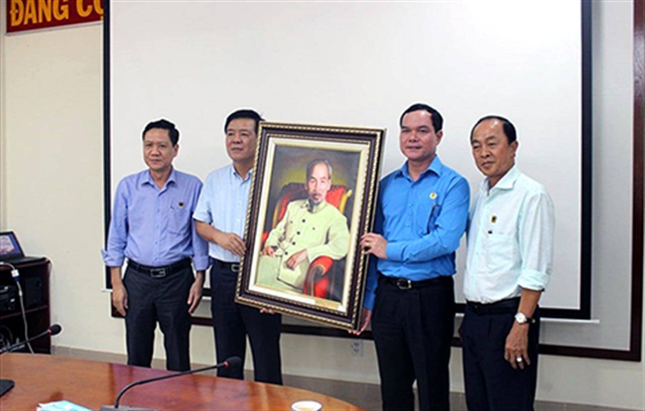 Chủ tịch Tổng LĐLĐ Việt Nam thăm công nhân Công ty CP Phân bón Bình Điền