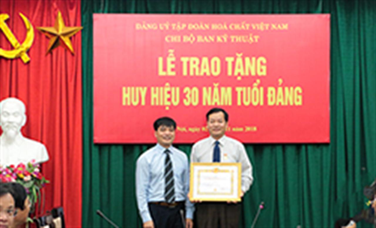 Lễ trao tặng Huy hiệu 30 năm tuổi Đảng cho đồng chí Lê Công An