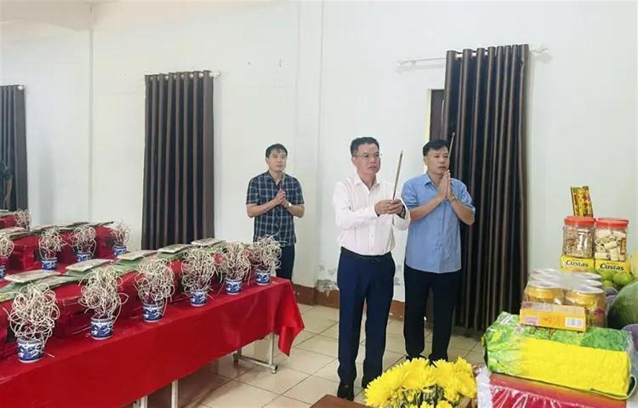 Apatit Việt Nam dâng hương tưởng niệm các liệt sĩ trong Chiến dịch 500 ngày đêm tại phường Cam Đường