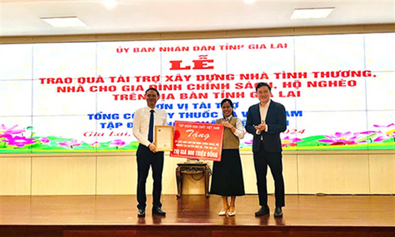 Tập đoàn Hoá chất Việt Nam (Vinachem) trao tặng 15 căn nhà tình nghĩa cho huyện Chư Sê - Gia Lai