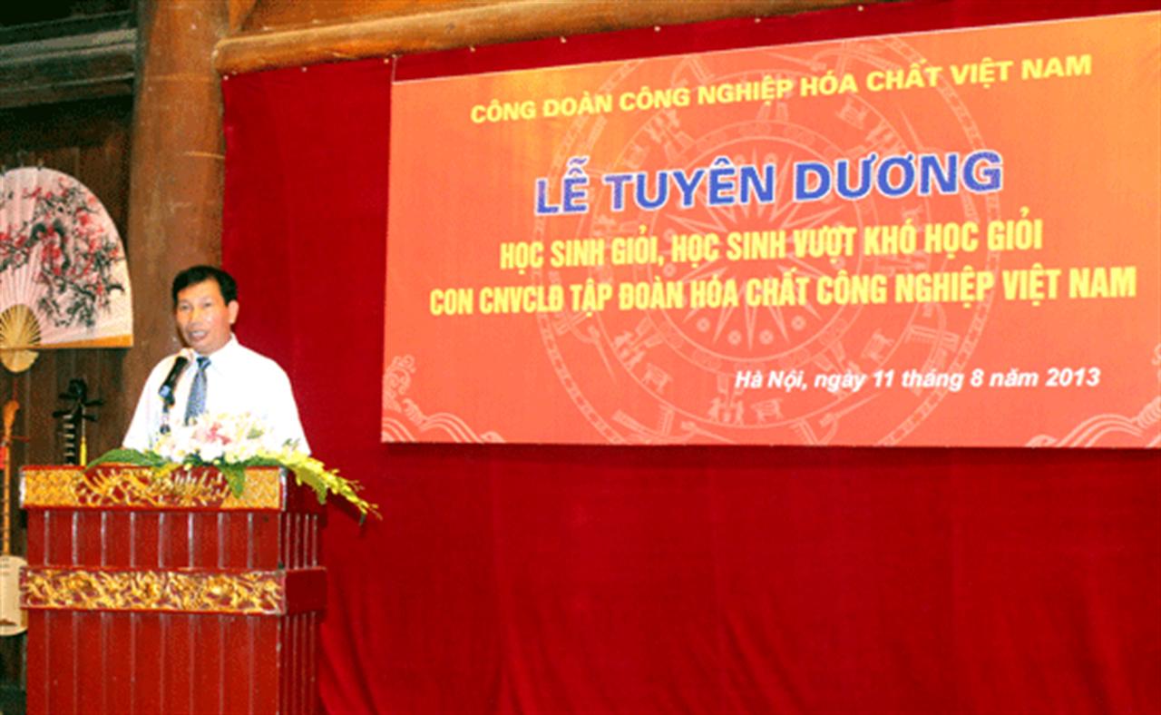 Tuyền dương học sinh giỏi, học sinh vượt khó học giỏi là con CNVCLĐ Tập đoàn Công nghiệp Hóa chất Việt Nam
