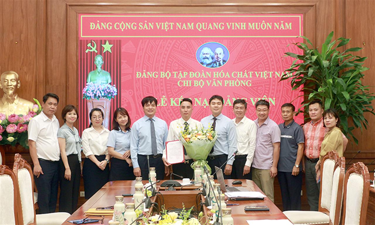 Chi bộ Văn phòng tổ chức Lễ kết nạp Đảng viên mới