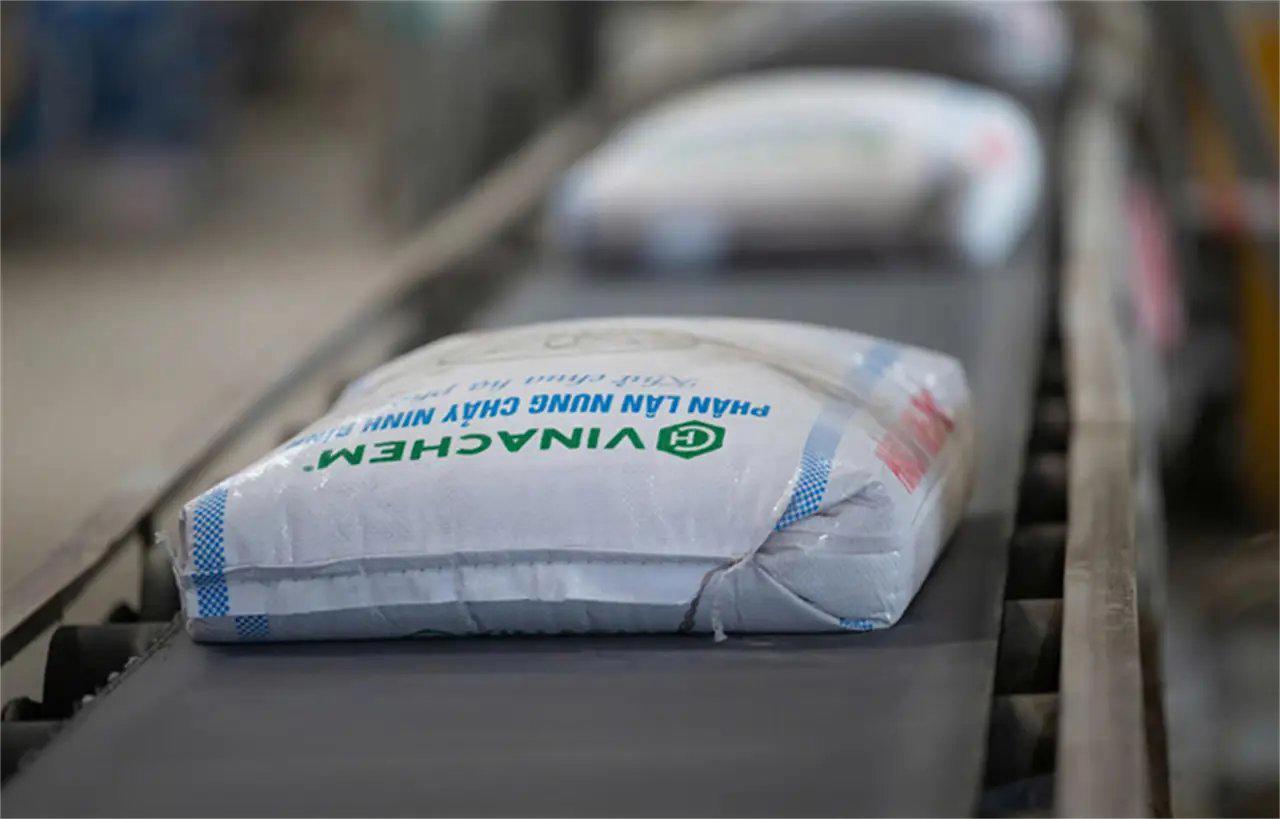 Ninh Bình Phosphate Fertiliser: Mechanisation of Bag Stacking Reduces Manual Labour