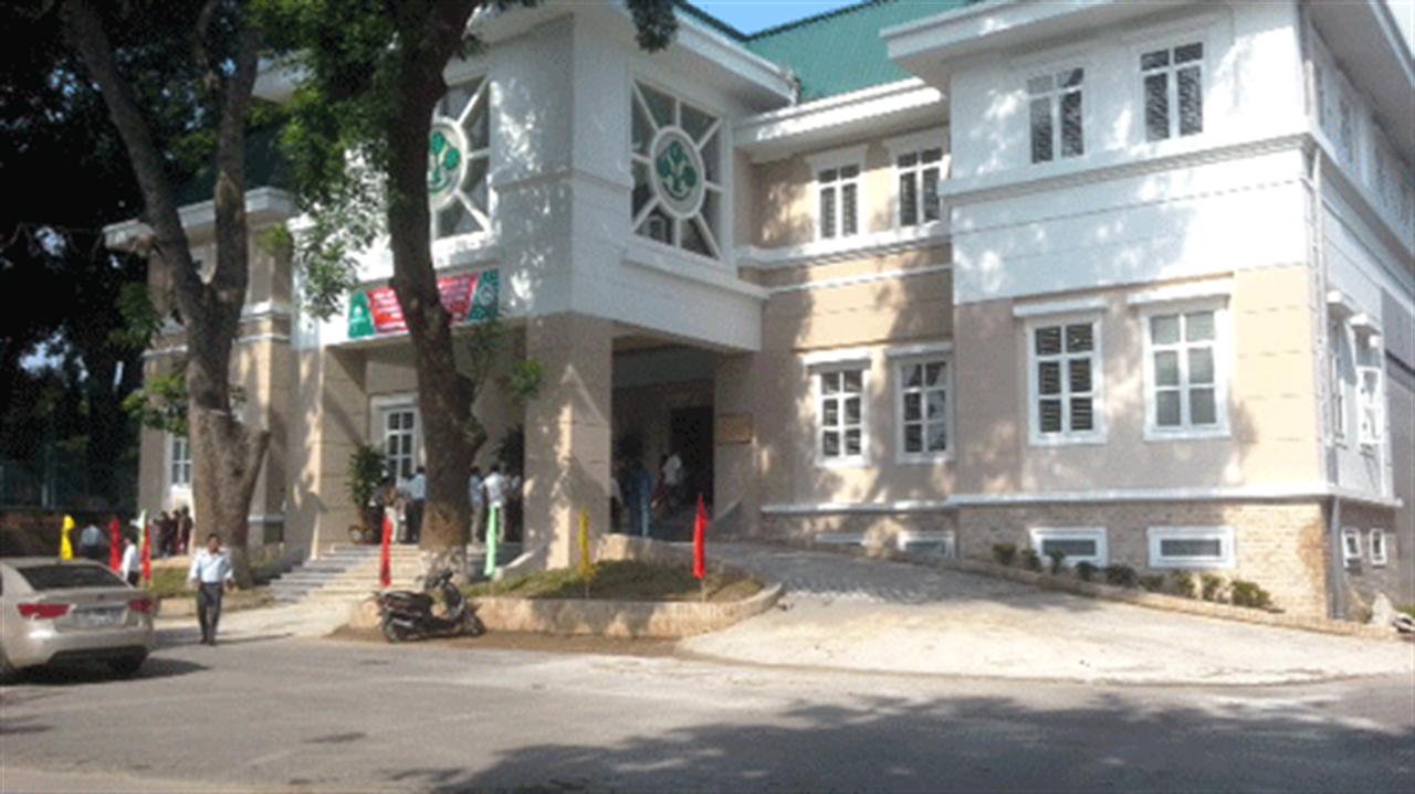 Gắn biển công trình "Nhà đa năng" của Công ty CP Supe Phốt phát và Hóa chất Lâm Thao