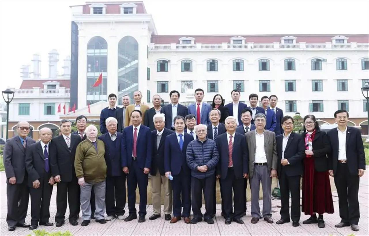Ha Bac Fertilizer Meets Former Company Leaders on the Occasion of the 2026 Lunar New Year (Year of the Horse)