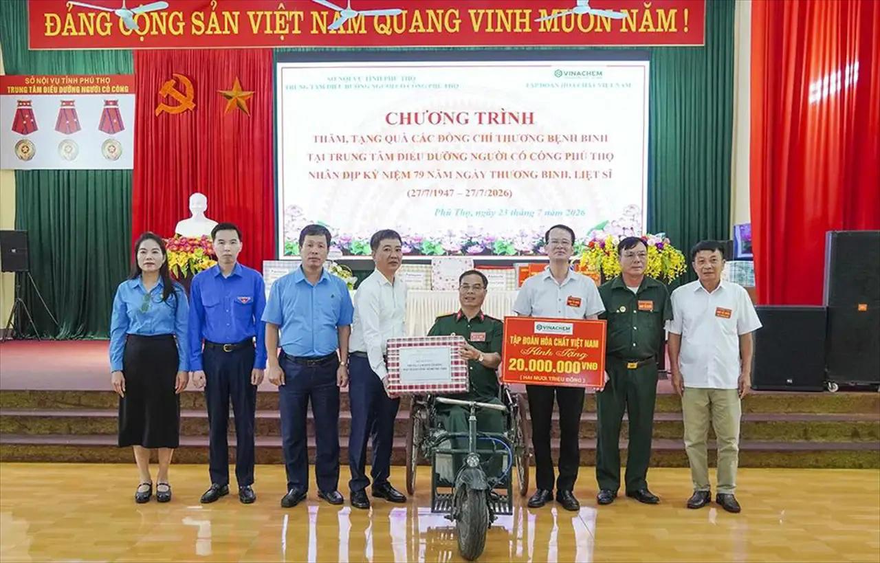 Vinachem Visits and Presents Gifts to Phu Tho Centre for People with Meritorious Service on 27 July