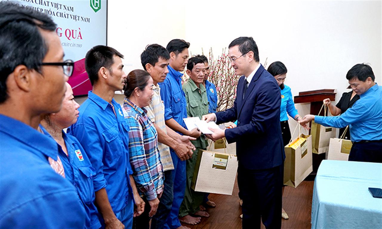 Đồng chí Lê Ngọc Quang, Phó Tổng giám đốc Tập đoàn thăm, chúc Tết, tặng quà Người lao động tại Công ty CP Phân bón và Hóa chất Cần Thơ