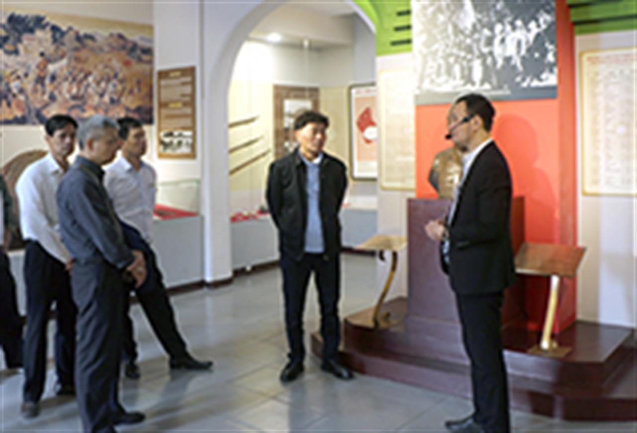 Hội cựu chiến binh Tập đoàn tham quan Bảo tàng Lịch sử Quân sự Việt Nam