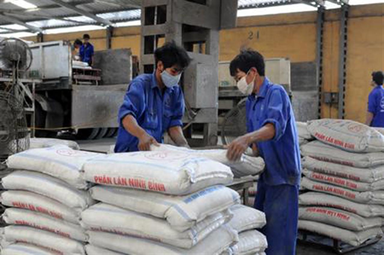 Phân lân Ninh Bình: Đầu tư cho môi trường để phát triển bền vững