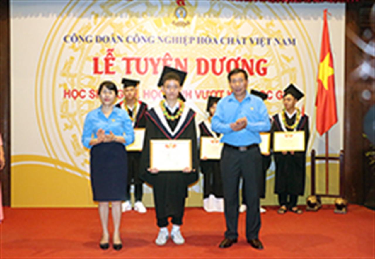 Công đoàn CN Hóa chất VN: Tuyên dương các cháu học sinh giỏi, học sinh vượt khó học giỏi năm 2019