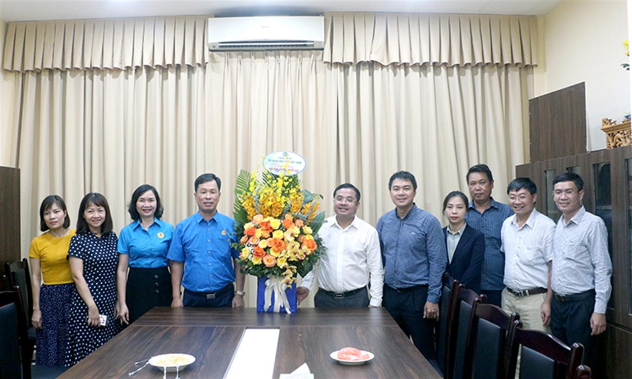 Lãnh đạo Tập đoàn chúc mừng Ngày thành lập Công đoàn Việt Nam
