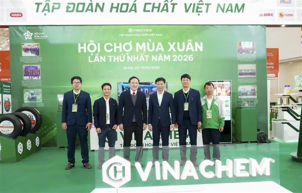 Sôi động ngày đầu Hội chợ Mùa Xuân 2026: Gian hàng Vinachem thu hút đông đảo khách tham quan